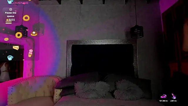 Snapshot of Taiissa_ chatting on 02-13-26, 08:27 Taiissa online show from 02-13-26, 08:27