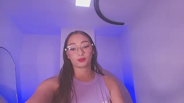 Snapshot of vale_ross_ chatting on 04-21-26, 03:02 vale ross online show from 04-21-26, 03:02