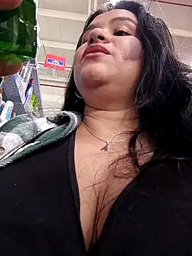 Snapshot of Julieta-tits chatting on 01-28-25, 08:36 Julieta-tits online show from 01-28-25, 08:36