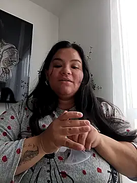 Snapshot of Julieta-tits chatting on 02-16-26, 01:40 Julieta-tits online show from 02-16-26, 01:40