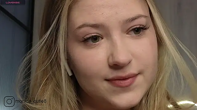 Snapshot of Monikacutie chatting on 12-29-24, 10:12 Monikacutie online show from 12-29-24, 10:12