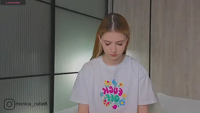 Snapshot of Monikacutie chatting on 02-24-25, 04:05 Monikacutie online show from 02-24-25, 04:05