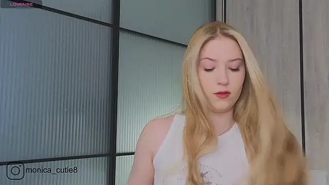 Snapshot of Monikacutie chatting on 02-27-25, 07:12 Monikacutie online show from 02-27-25, 07:12