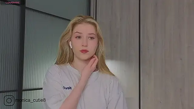 Snapshot of Monikacutie chatting on 03-09-25, 04:38 Monikacutie online show from 03-09-25, 04:38