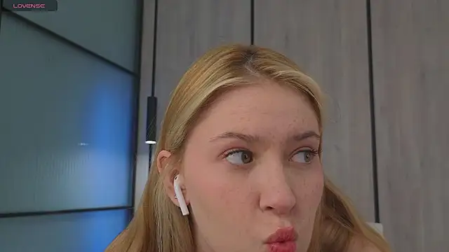 Snapshot of Monikacutie chatting on 03-23-25, 04:27 Monikacutie online show from 03-23-25, 04:27