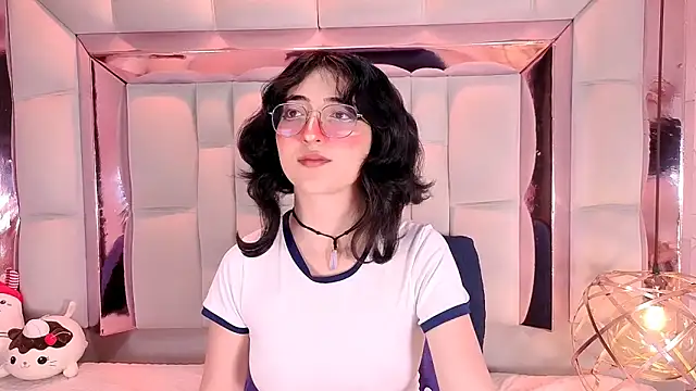 Snapshot of SaraMartini1 chatting on 04-19-26, 06:02 SaraMartini1 online show from 04-19-26, 06:02