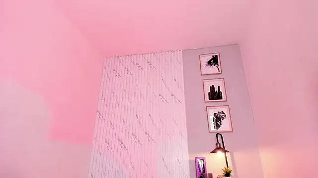 Snapshot of megan-wells chatting on 12-24-24, 06:06 megan-wells online show from 12-24-24, 06:06