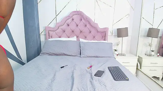 Snapshot of LaurenSnow chatting on 02-14-25, 06:51 LaurenSnow online show from 02-14-25, 06:51