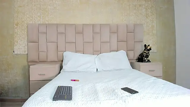 Snapshot of LaurenSnow chatting on 02-28-25, 03:48 LaurenSnow online show from 02-28-25, 03:48