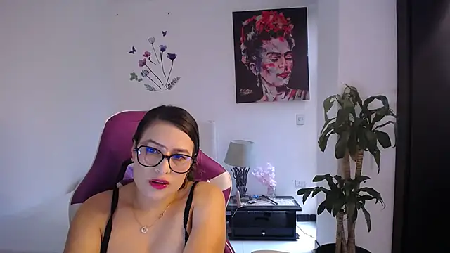 esmeraldaa230 online show from 02-21-26, 06:53