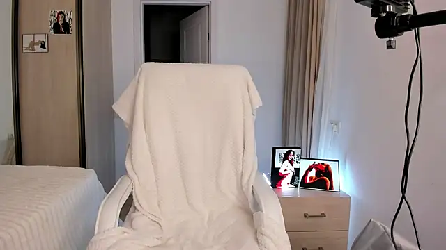 CharlotteWells online show from 11-15-25, 03:52