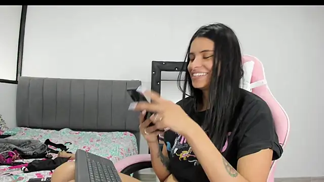 Snapshot of _elektrah chatting on 02-16-25, 09:59 elektrah online show from 02-16-25, 09:59