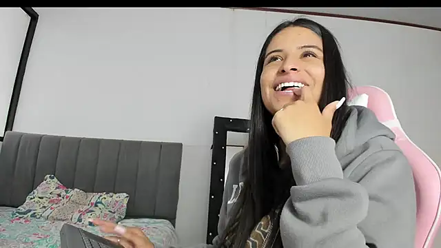 Snapshot of _elektrah chatting on 02-19-25, 05:38 elektrah online show from 02-19-25, 05:38