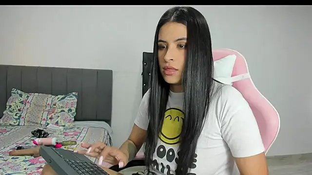 Snapshot of _elektrah chatting on 02-20-25, 10:59 elektrah online show from 02-20-25, 10:59