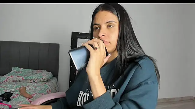 Snapshot of _elektrah chatting on 02-27-25, 01:48 elektrah online show from 02-27-25, 01:48