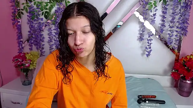 Snapshot of Perla_Skinnyy chatting on 12-19-24, 03:18 Perla Skinnyy online show from 12-19-24, 03:18