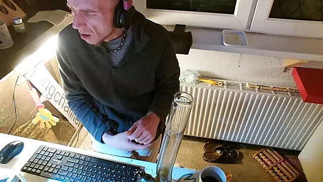 Snapshot of BongChannel chatting on 01-13-25, 02:18 BongChannel online show from 01-13-25, 02:18