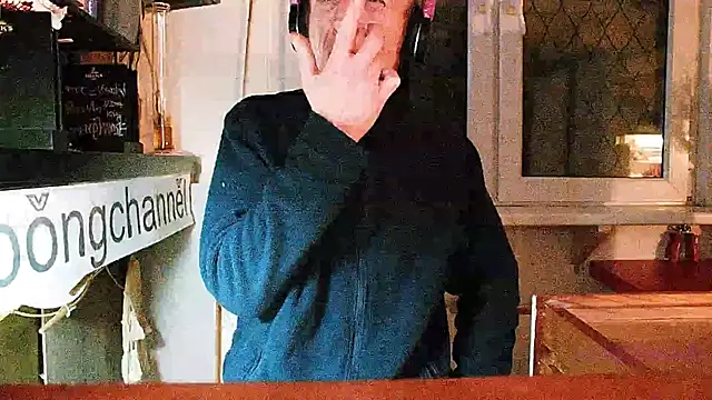 Snapshot of BongChannel chatting on 01-26-25, 12:26 BongChannel online show from 01-26-25, 12:26