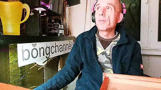 Snapshot of BongChannel chatting on 01-26-25, 03:27 BongChannel online show from 01-26-25, 03:27