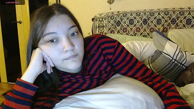 Snapshot of AlisaDevis chatting on 10-19-25, 03:01 AlisaDevis online show from 10-19-25, 03:01