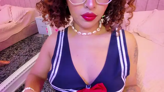 Snapshot of MadelaineJones chatting on 06-27-26, 12:22 MadelaineJones online show from 06-27-26, 12:22