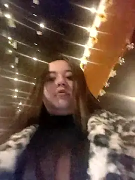 Snapshot of Cristal__04 chatting on 04-21-26, 01:42 Cristal 04 online show from 04-21-26, 01:42