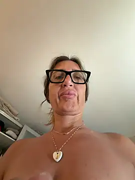 Snapshot of casalinga88 chatting on 07-06-26, 06:10 casalinga88 online show from 07-06-26, 06:10
