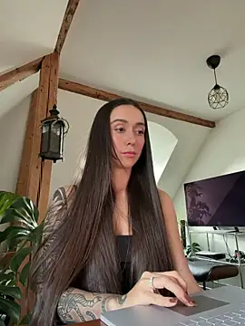 Snapshot of emiliasommer chatting on 06-12-26, 05:01 emiliasommer online show from 06-12-26, 05:01