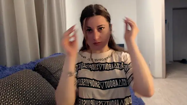Snapshot of Helen_Adams_ chatting on 06-17-26, 05:10 Helen Adams online show from 06-17-26, 05:10