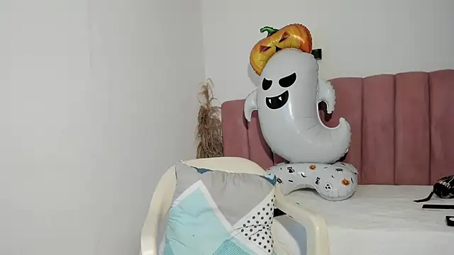 Tahira 21  online show from 10-31-25, 07:37