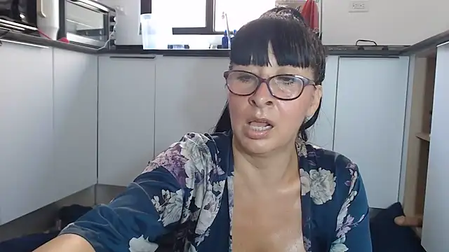 Snapshot of HellenLatin chatting on 06-07-26, 04:00 HellenLatin online show from 06-07-26, 04:00