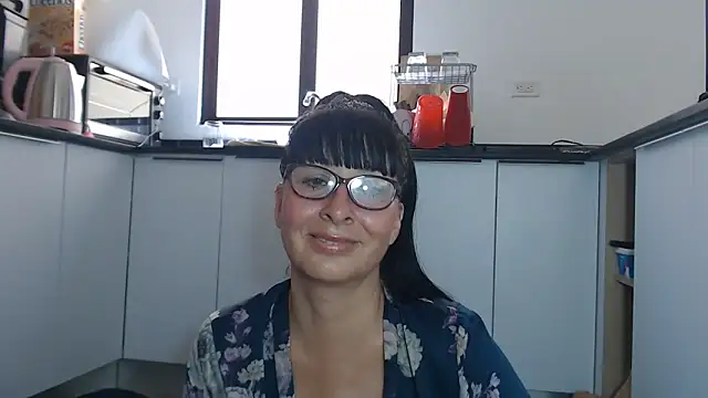 Snapshot of HellenLatin chatting on 06-18-26, 04:00 HellenLatin online show from 06-18-26, 04:00