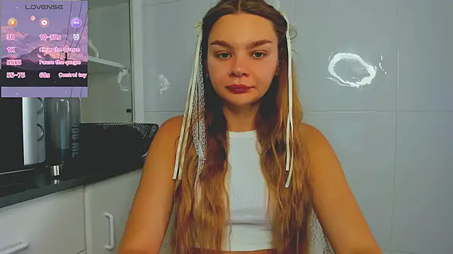 Snapshot of Molly_sweetie chatting on 06-18-26, 06:46 Molly sweetie online show from 06-18-26, 06:46