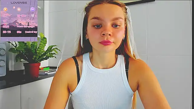 Snapshot of Molly_sweetie chatting on 07-16-26, 06:41 Molly sweetie online show from 07-16-26, 06:41