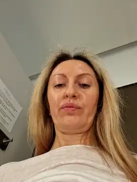 Snapshot of Miss____Mia_ chatting on 02-22-25, 03:25 Miss    Mia  online show from 02-22-25, 03:25