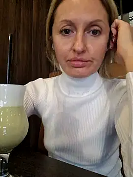 Snapshot of Miss____Mia_ chatting on 10-16-25, 12:17 Miss    Mia  online show from 10-16-25, 12:17