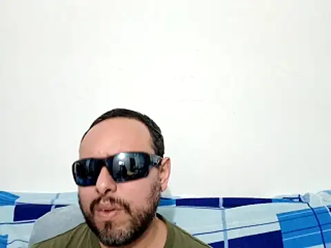 Snapshot of ElSunEagle chatting on 04-09-26, 02:33 ElSunEagle online show from 04-09-26, 02:33