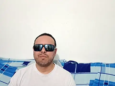 Snapshot of ElSunEagle chatting on 04-17-26, 02:36 ElSunEagle online show from 04-17-26, 02:36