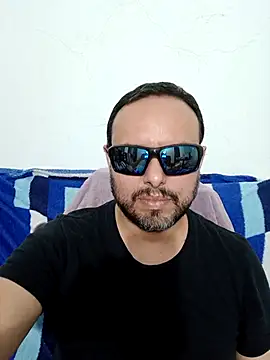 Snapshot of ElSunEagle chatting on 05-08-26, 02:39 ElSunEagle online show from 05-08-26, 02:39
