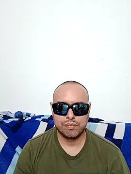 Snapshot of ElSunEagle chatting on 05-13-26, 02:31 ElSunEagle online show from 05-13-26, 02:31
