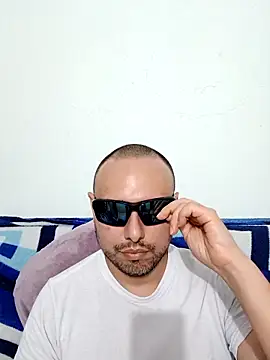 Snapshot of ElSunEagle chatting on 05-17-26, 02:31 ElSunEagle online show from 05-17-26, 02:31
