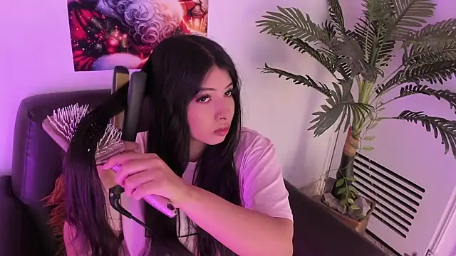 Miia Thompsonn online show from 12-10-24, 03:20