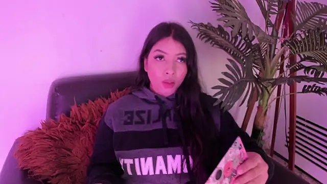 Miia Thompsonn online show from 01-22-25, 03:09