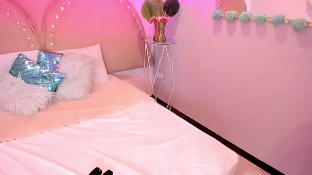 Miia Thompsonn online show from 10-07-25, 03:25