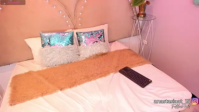 Miia Thompsonn online show from 04-16-26, 03:51