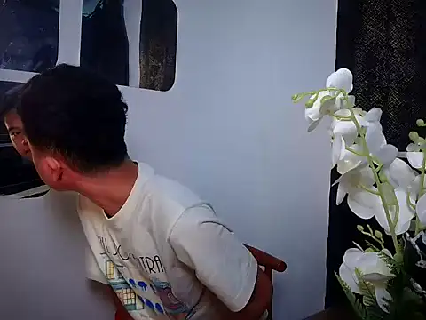 Snapshot of Asiantwink21 chatting on 10-01-25, 04:13 Asiantwink21 online show from 10-01-25, 04:13