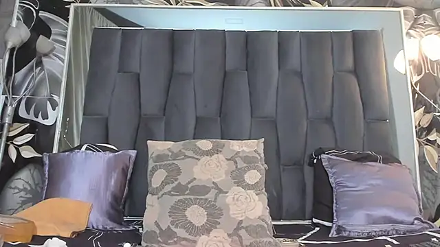 Snapshot of hot_milkbitch chatting on 02-07-25, 03:23 hot milkbitch online show from 02-07-25, 03:23