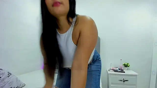 andrea osorio  online show from 02-07-25, 01:43