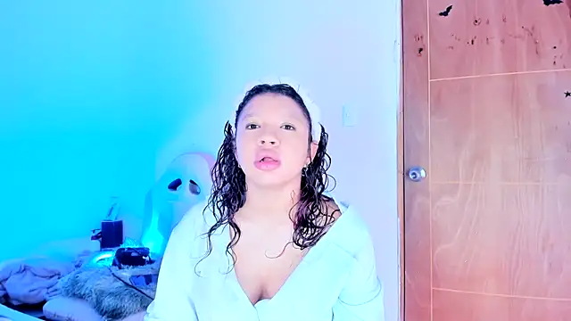 Emily Coper18 online show from 05-17-26, 02:24