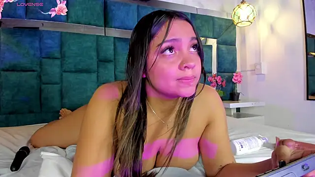Snapshot of Abril_Gomez06 chatting on 07-14-26, 02:05 Abril Gomez06 online show from 07-14-26, 02:05